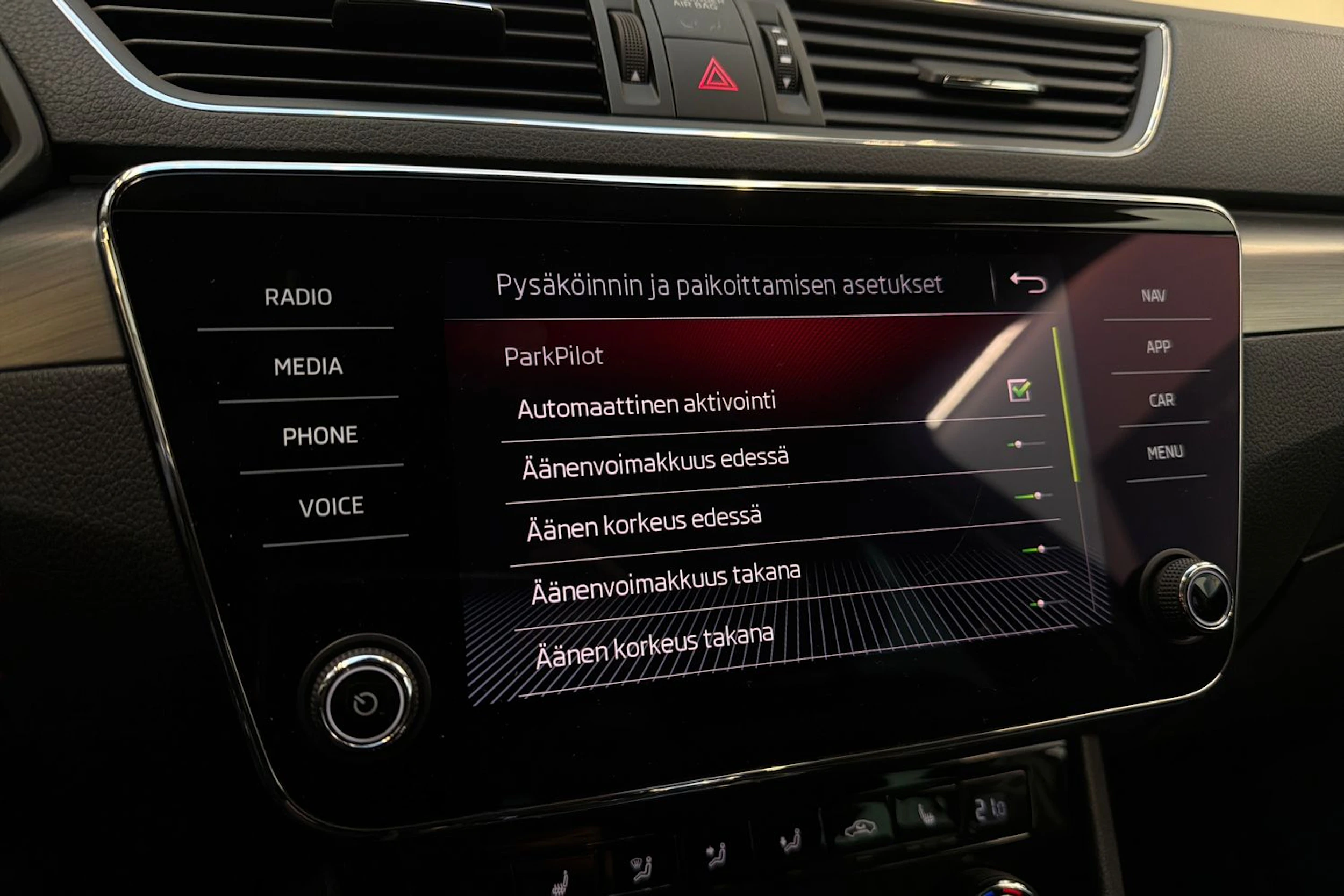 valkoinen Skoda Superb 2018 kuva 25.