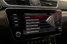 valkoinen Skoda Superb 2018 kuva 25.