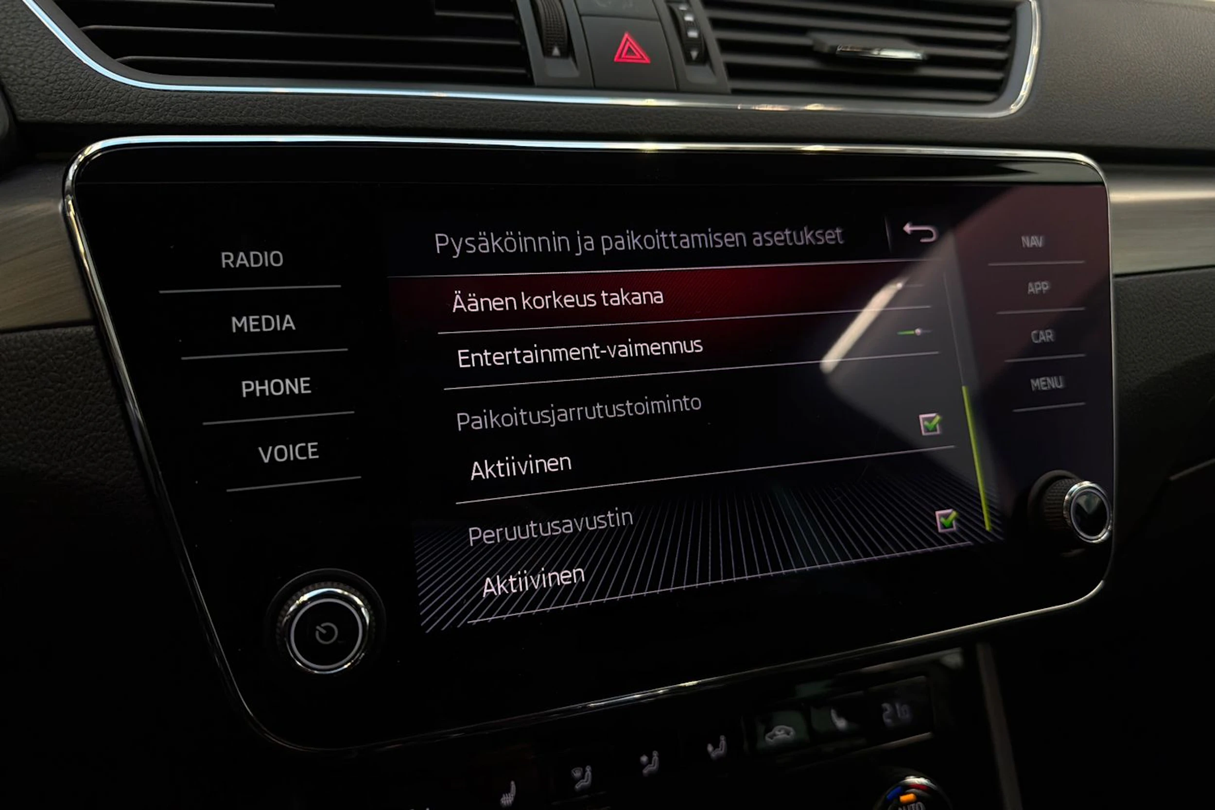 valkoinen Skoda Superb 2018 kuva 26.