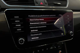 valkoinen Skoda Superb 2018 kuva 26.