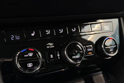 valkoinen Skoda Superb 2018 kuva 27.