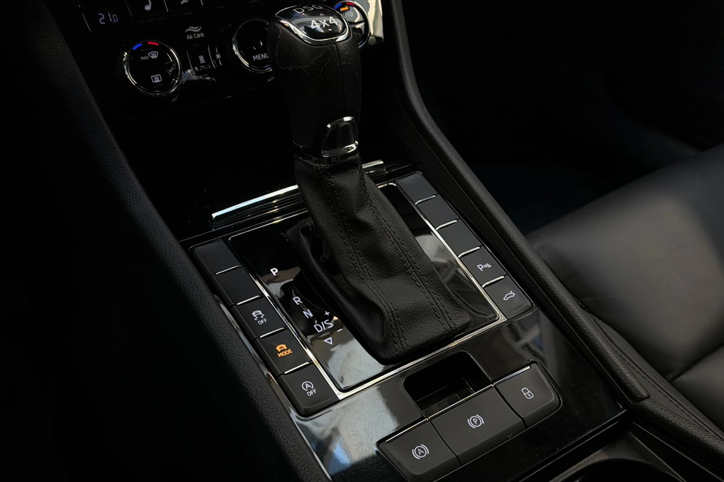 valkoinen Skoda Superb 2018 kuva 28.