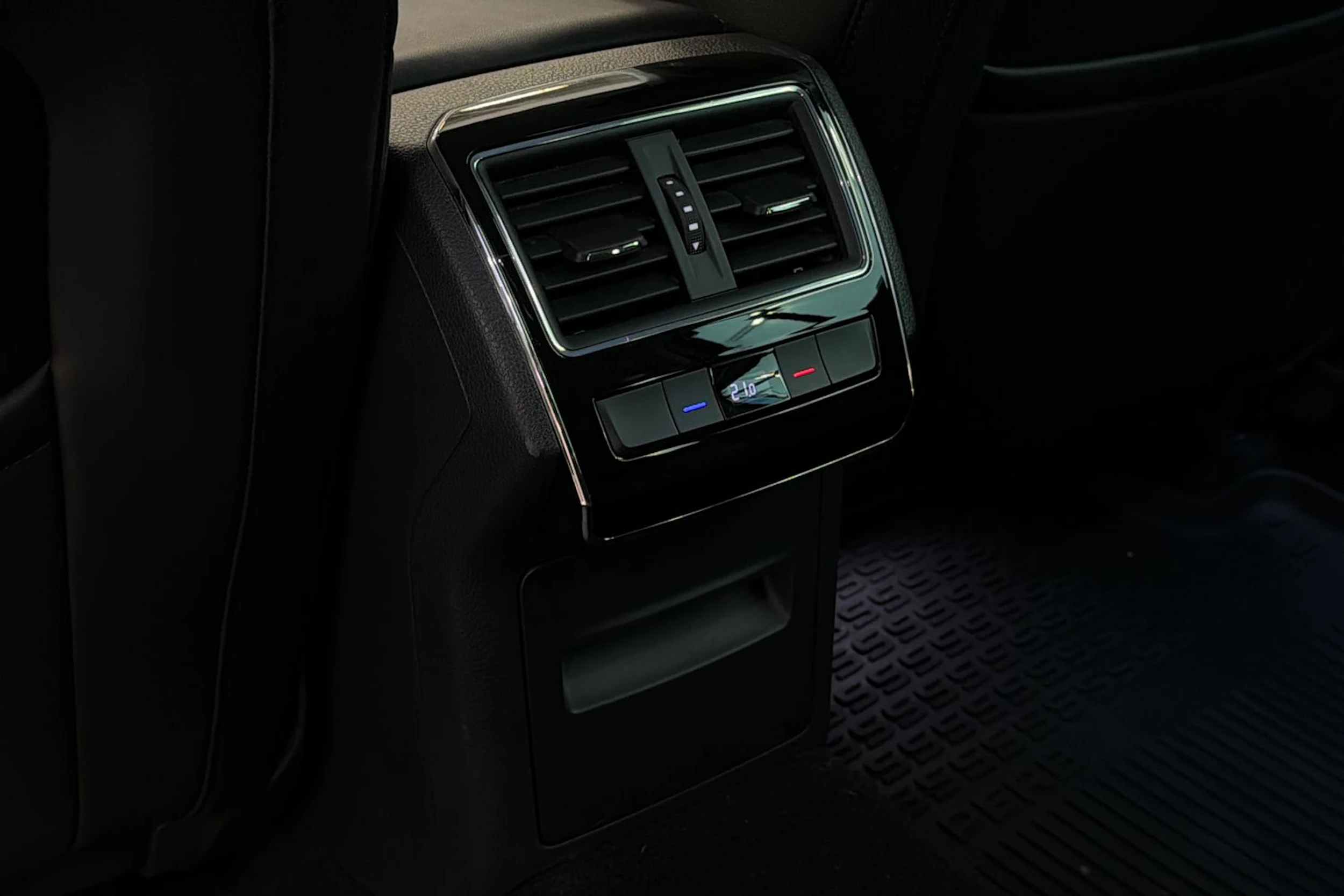 valkoinen Skoda Superb 2018 kuva 31.