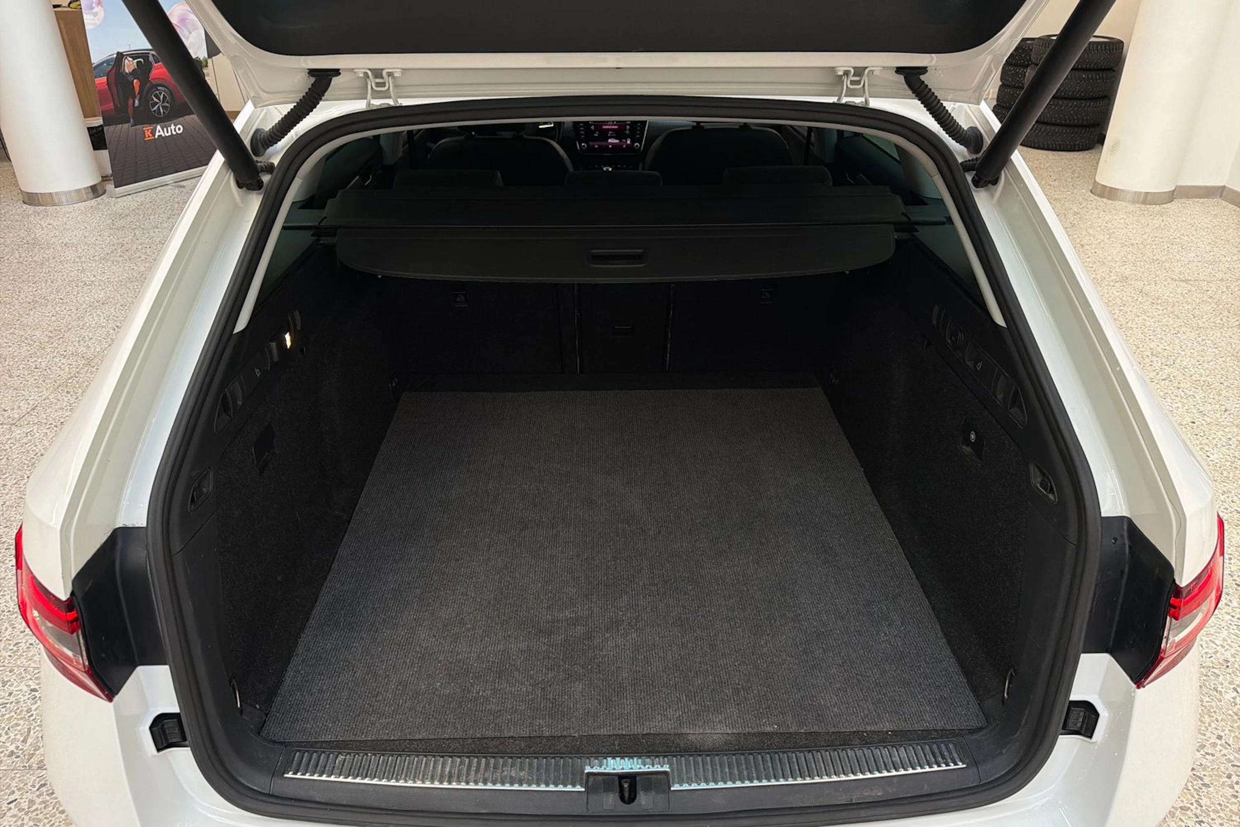 valkoinen Skoda Superb 2018 kuva 32.