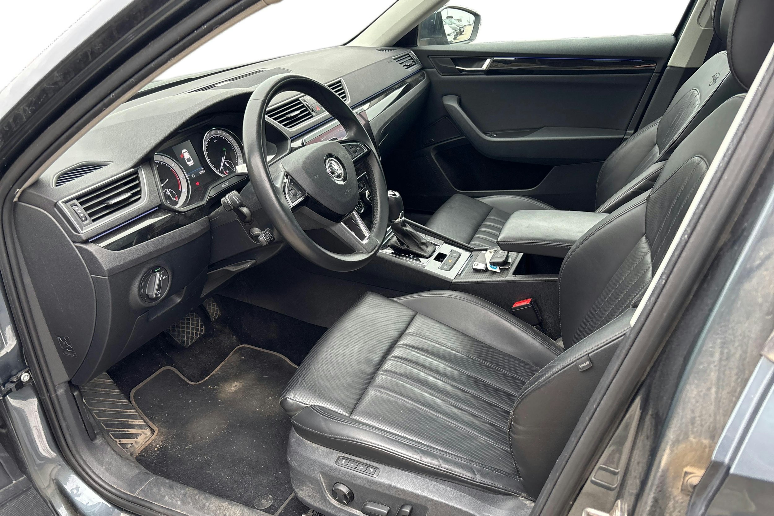 harmaa Skoda Superb 2018 kuva 3.