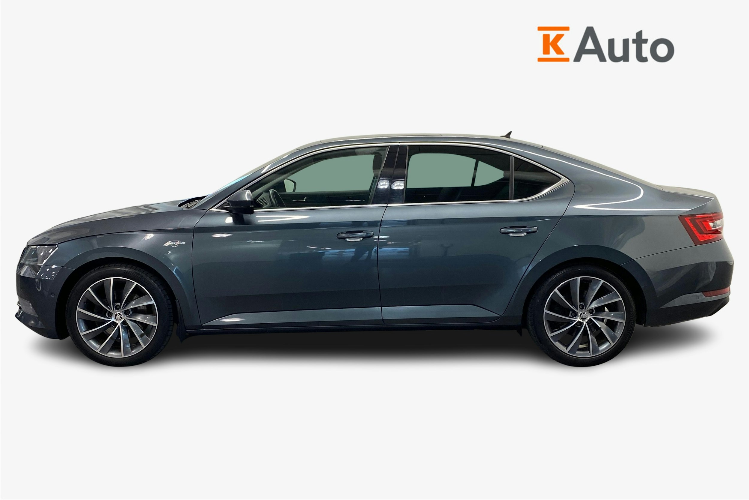 harmaa Skoda Superb 2018 kuva 6.