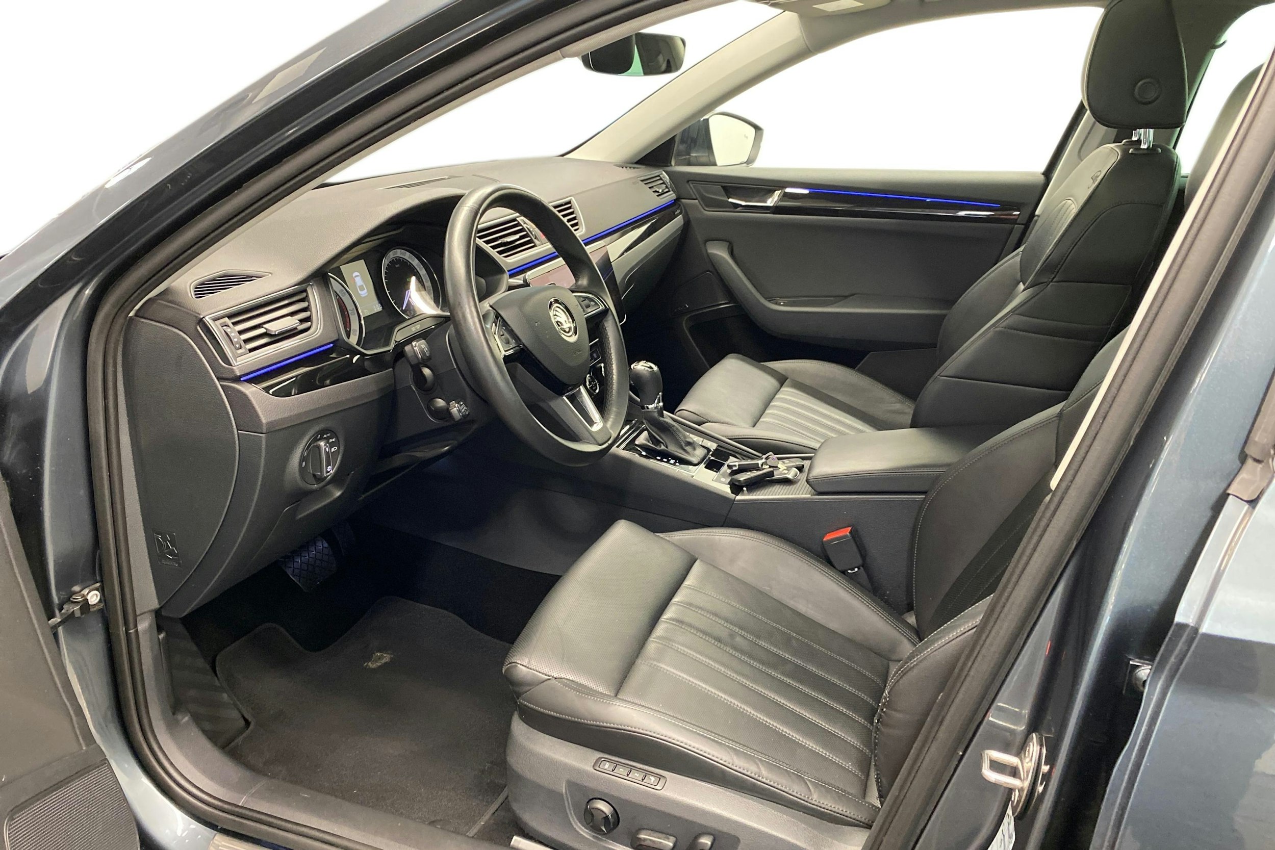 harmaa Skoda Superb 2018 kuva 7.
