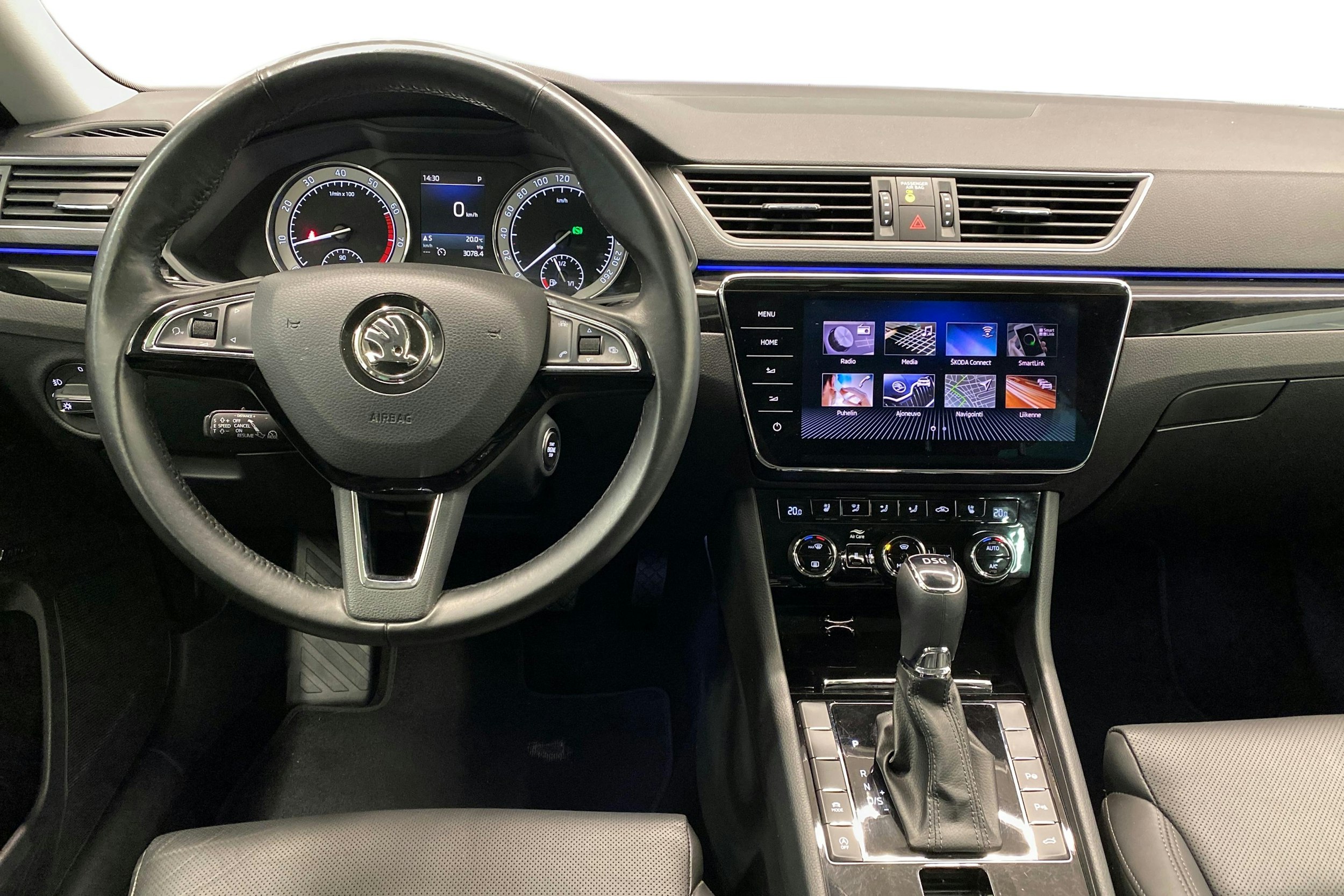 harmaa Skoda Superb 2018 kuva 9.