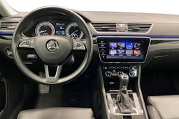 harmaa Skoda Superb 2018 kuva 9.
