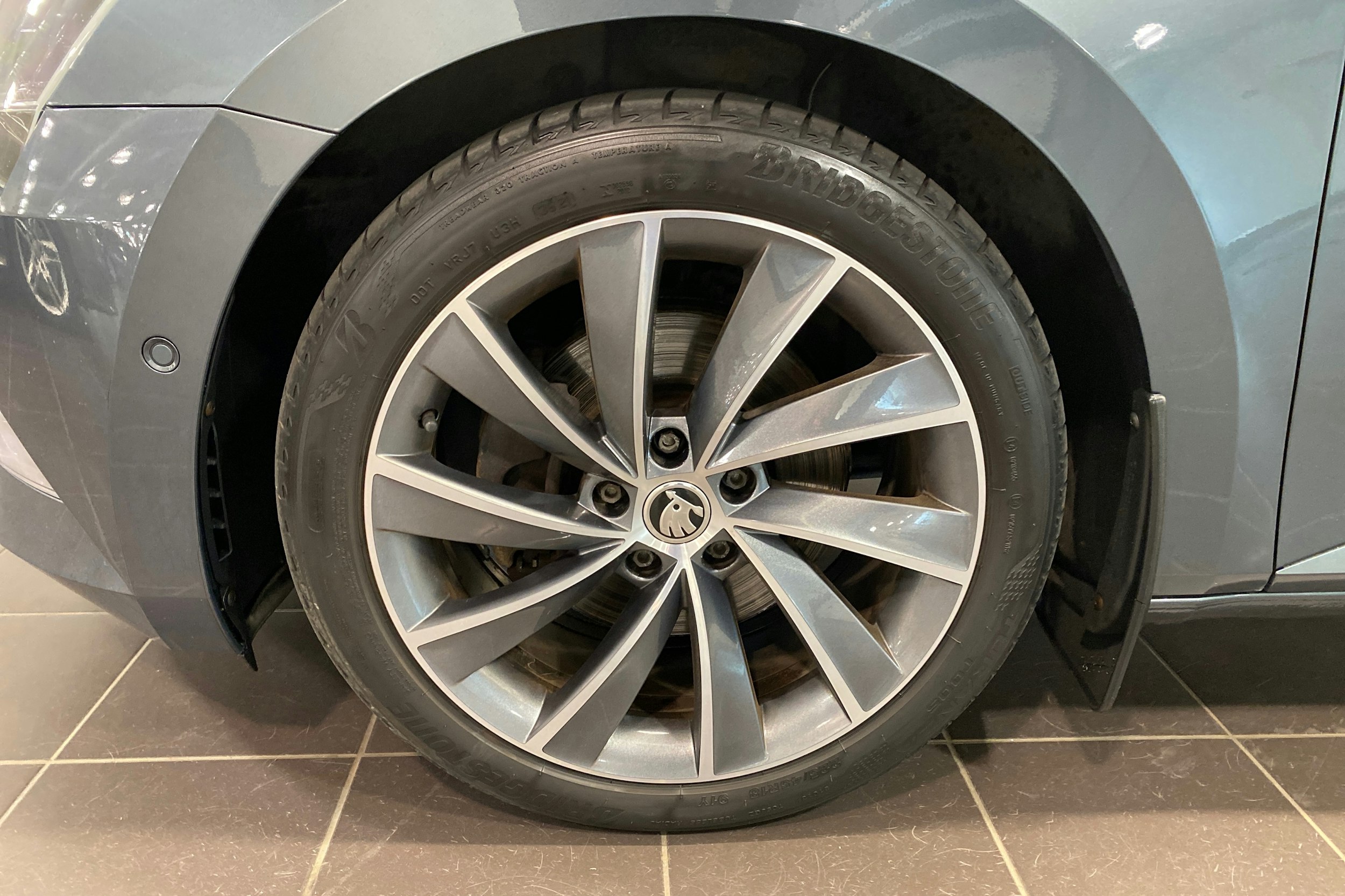 harmaa Skoda Superb 2018 kuva 11.