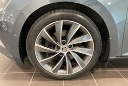 harmaa Skoda Superb 2018 kuva 11.