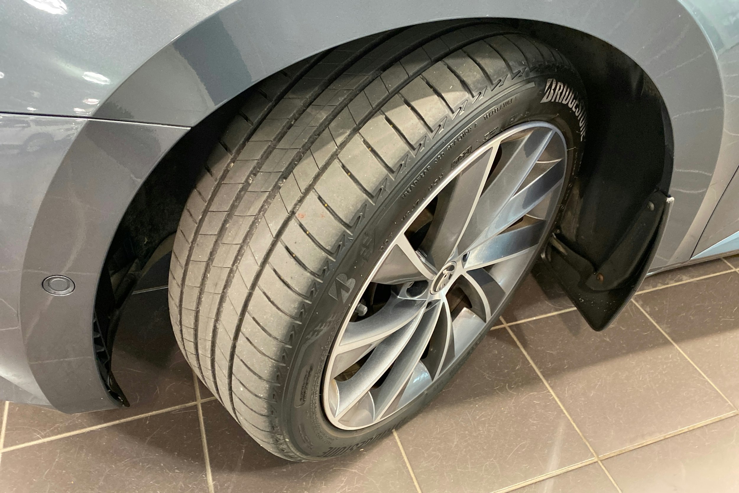 harmaa Skoda Superb 2018 kuva 13.