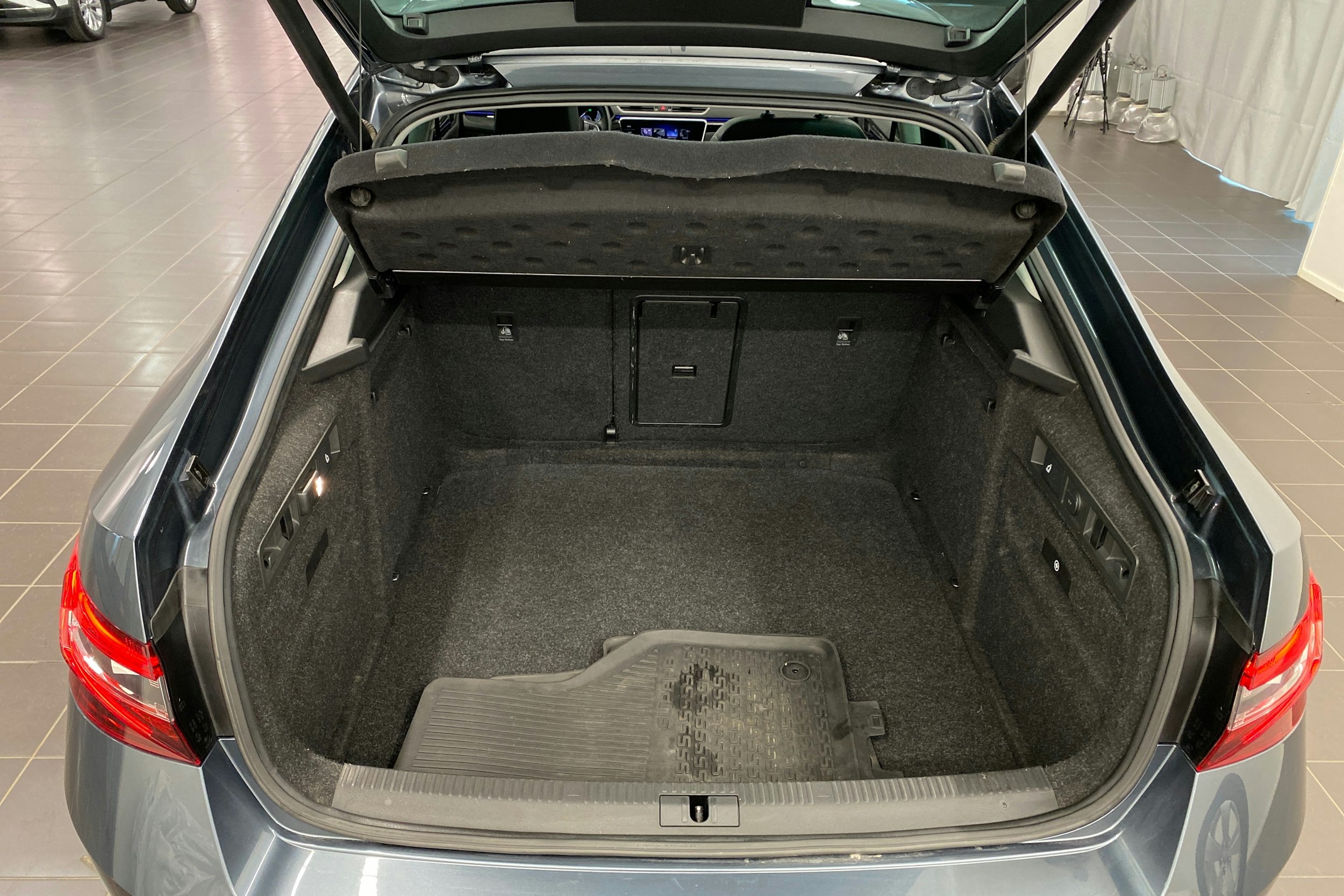 harmaa Skoda Superb 2018 kuva 14.