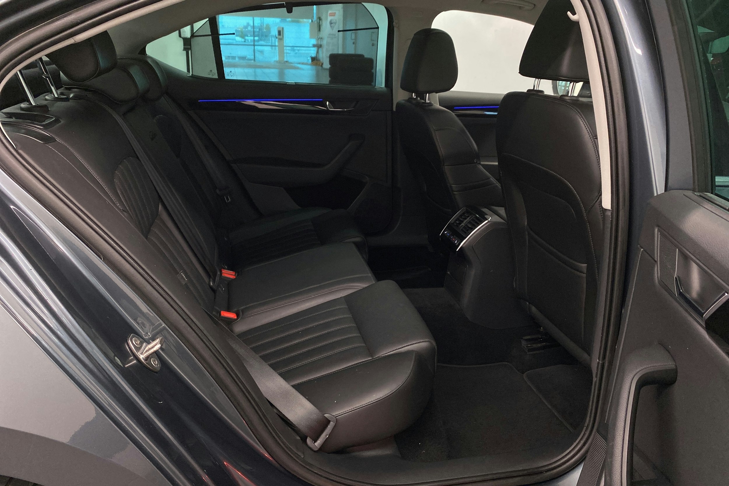 harmaa Skoda Superb 2018 kuva 18.