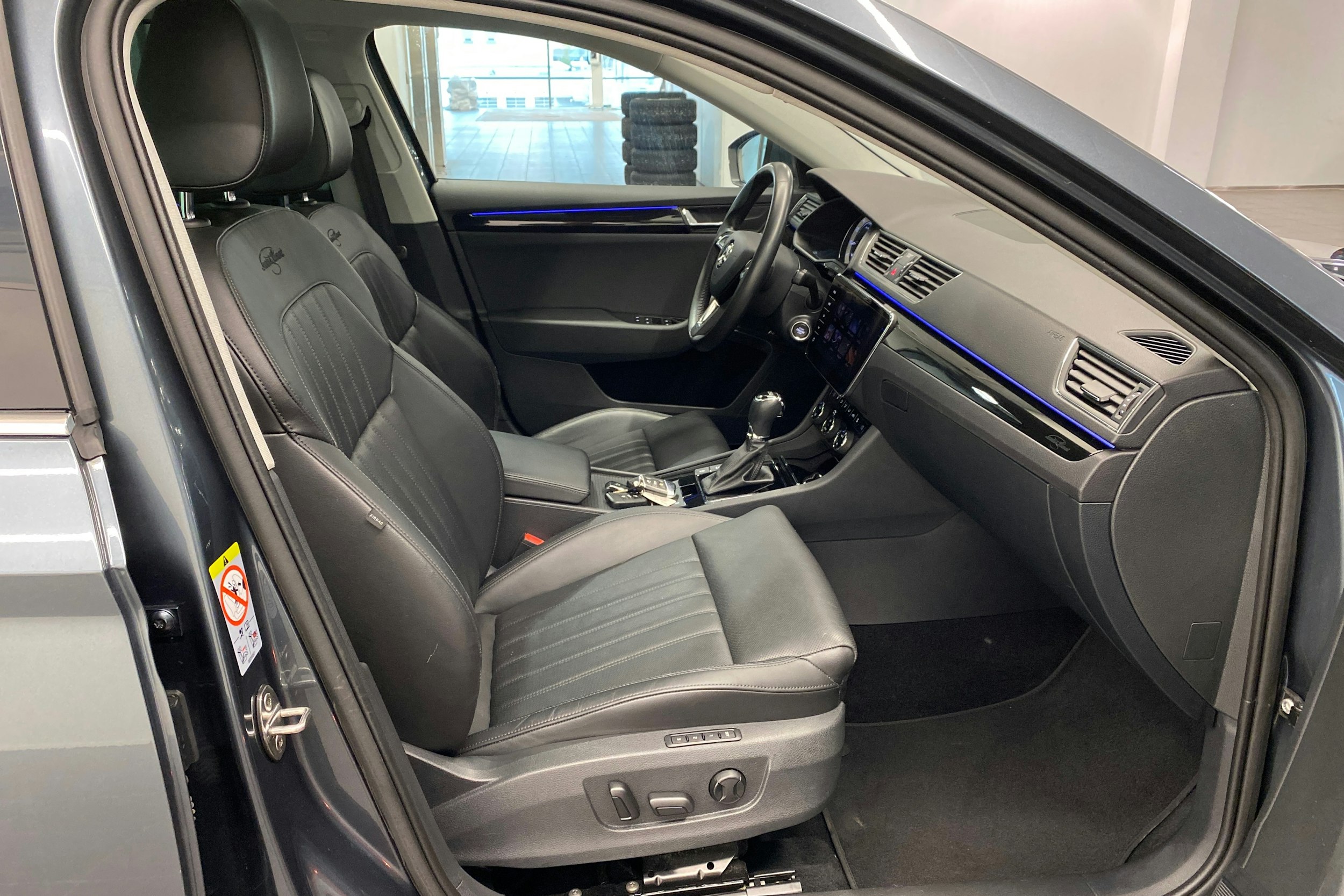 harmaa Skoda Superb 2018 kuva 19.