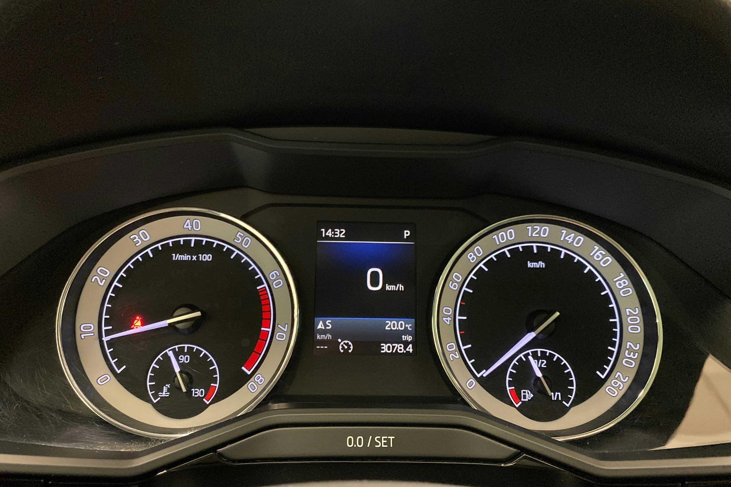 harmaa Skoda Superb 2018 kuva 24.