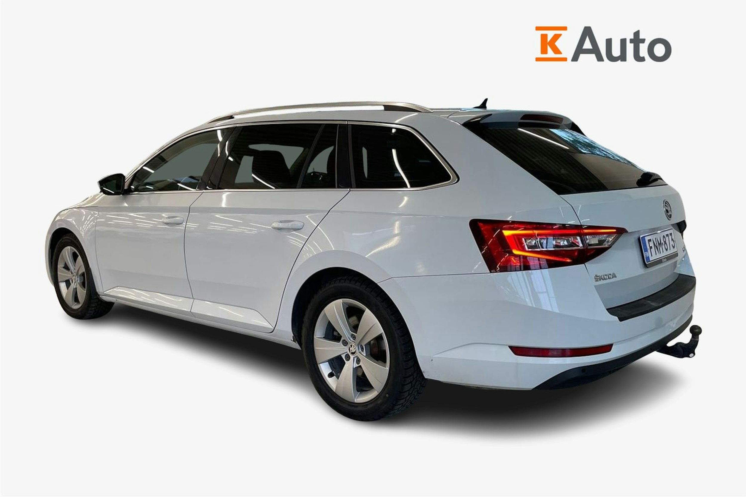 Valkoinen Skoda Superb 2018 kuva 2.