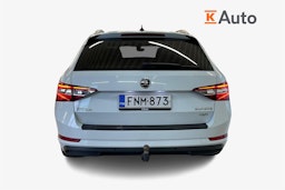 Valkoinen Skoda Superb 2018 kuva 3.