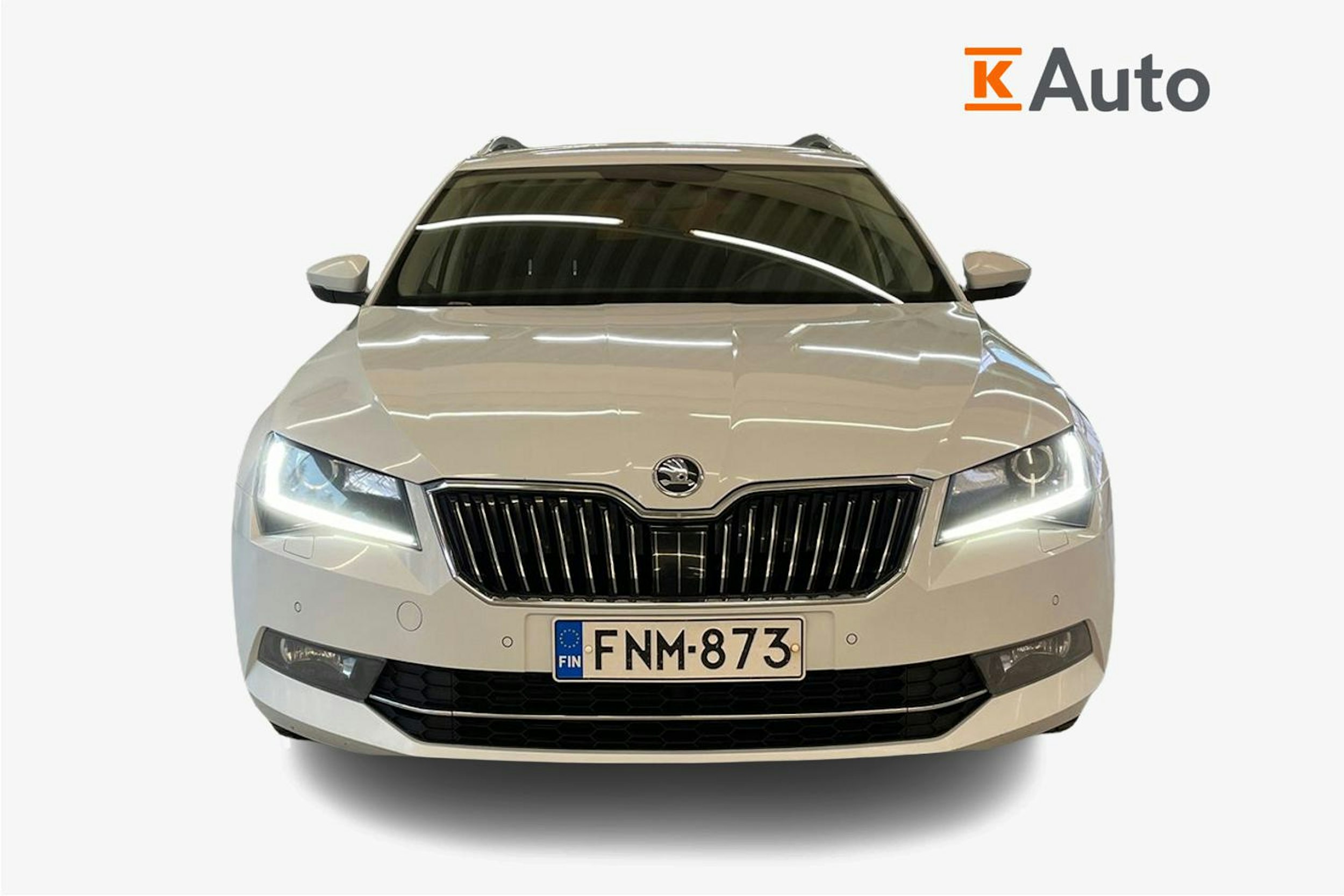 Valkoinen Skoda Superb 2018 kuva 5.