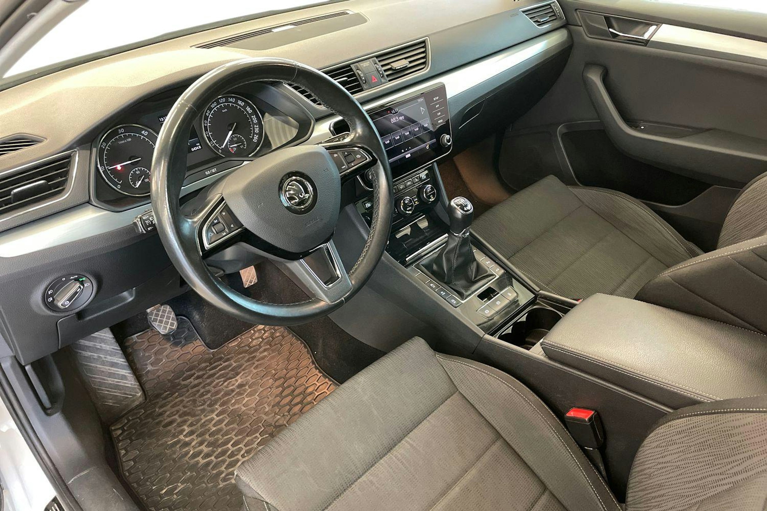 Valkoinen Skoda Superb 2018 kuva 7.