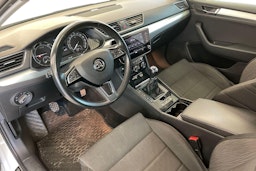 Valkoinen Skoda Superb 2018 kuva 7.