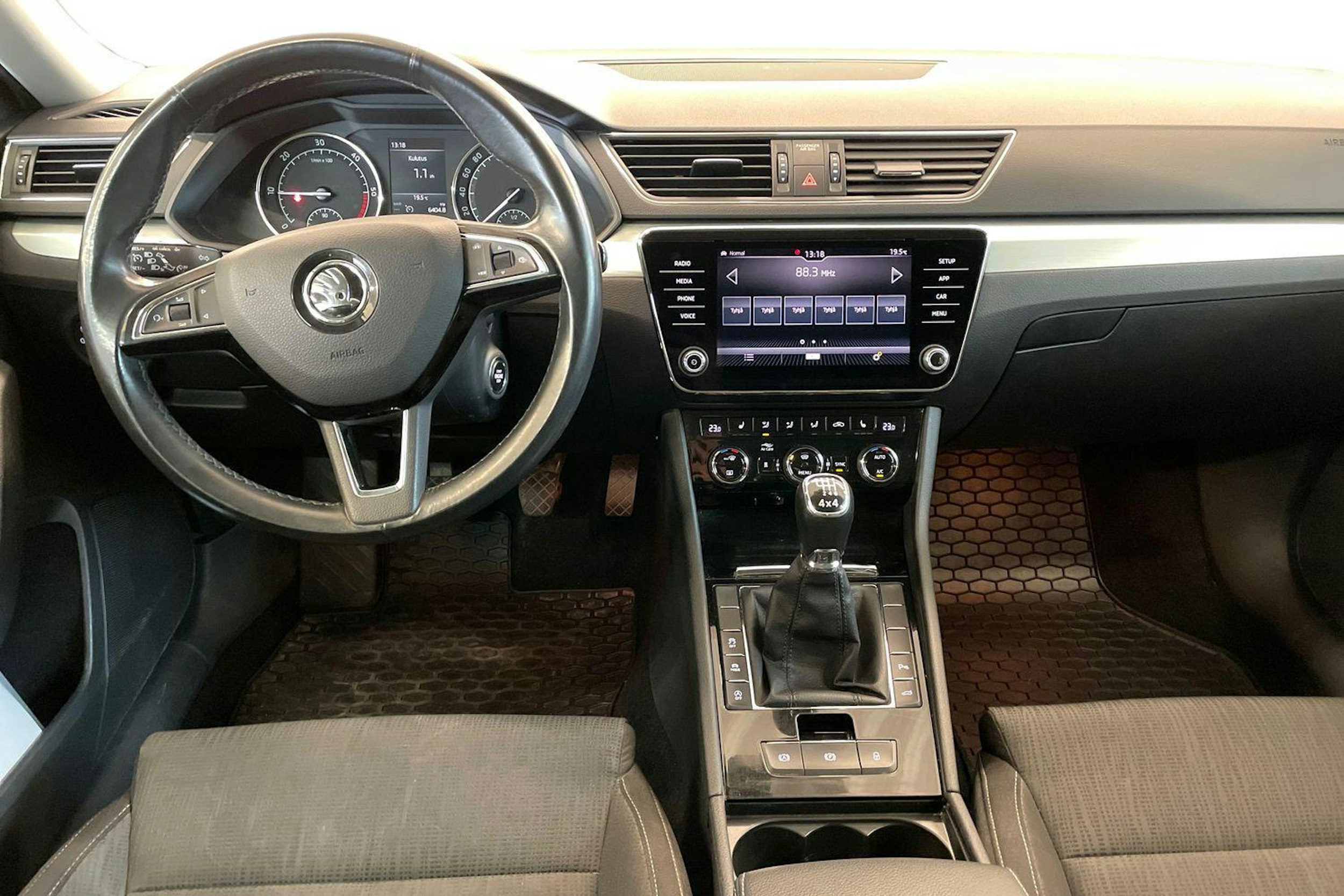 Valkoinen Skoda Superb 2018 kuva 9.
