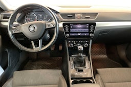 Valkoinen Skoda Superb 2018 kuva 9.