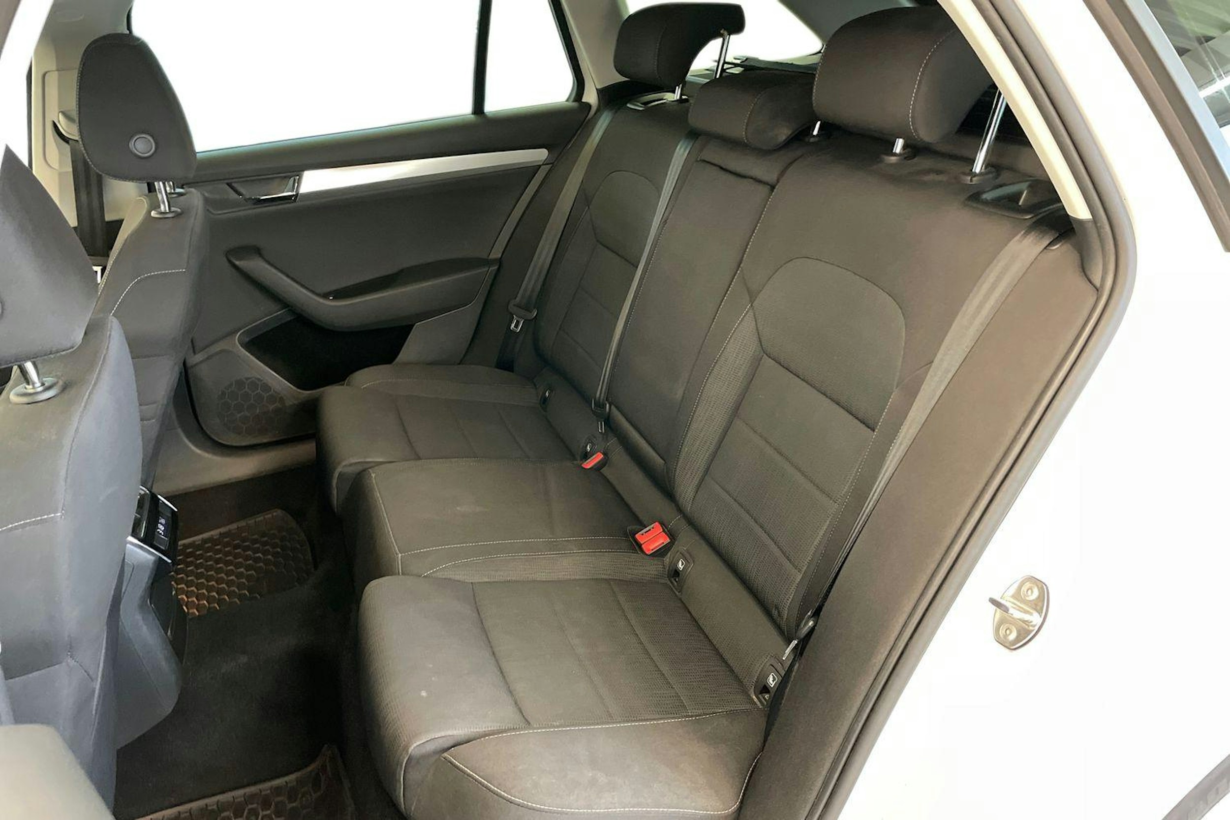 Valkoinen Skoda Superb 2018 kuva 10.