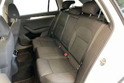 Valkoinen Skoda Superb 2018 kuva 10.