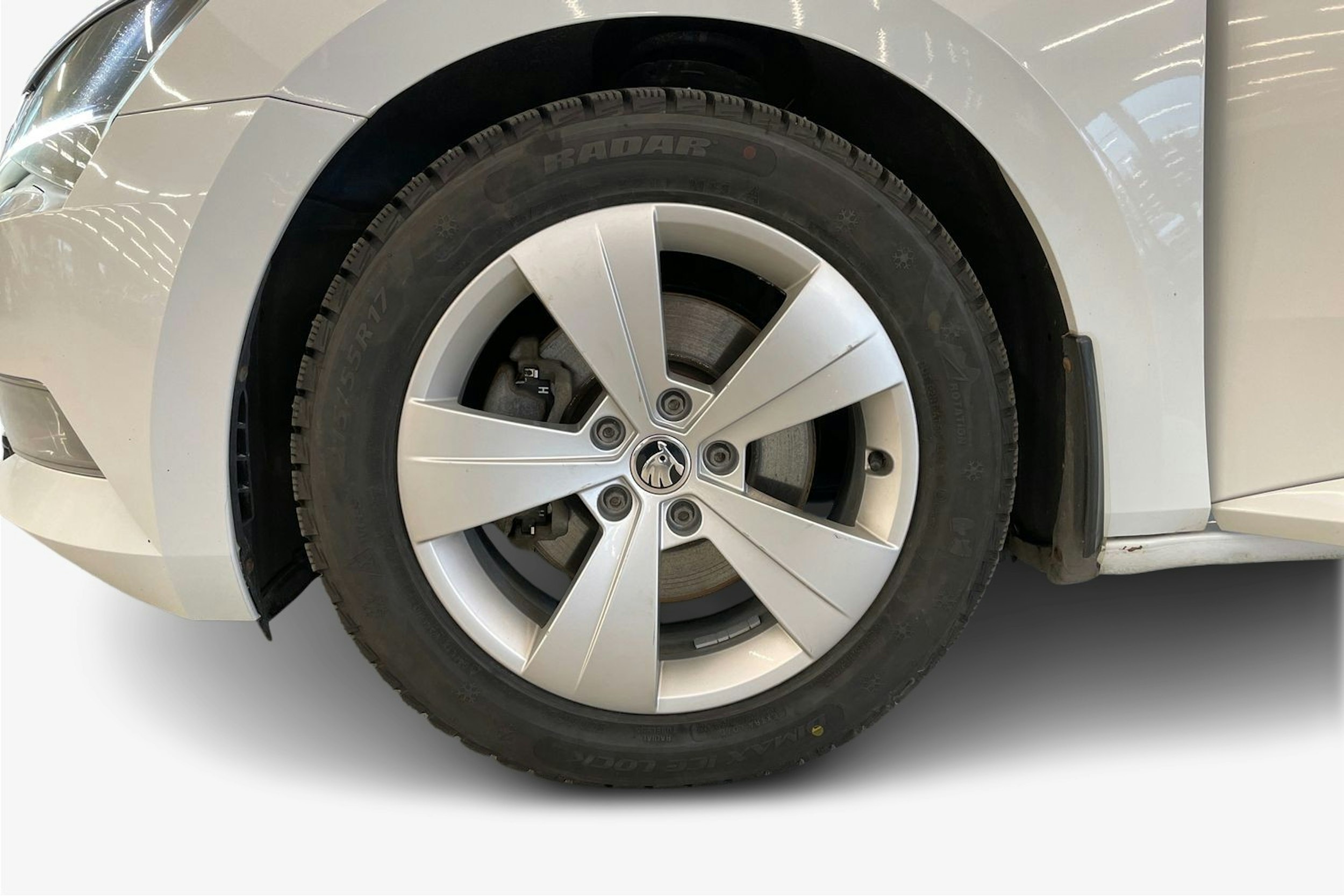 Valkoinen Skoda Superb 2018 kuva 11.