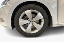 Valkoinen Skoda Superb 2018 kuva 11.