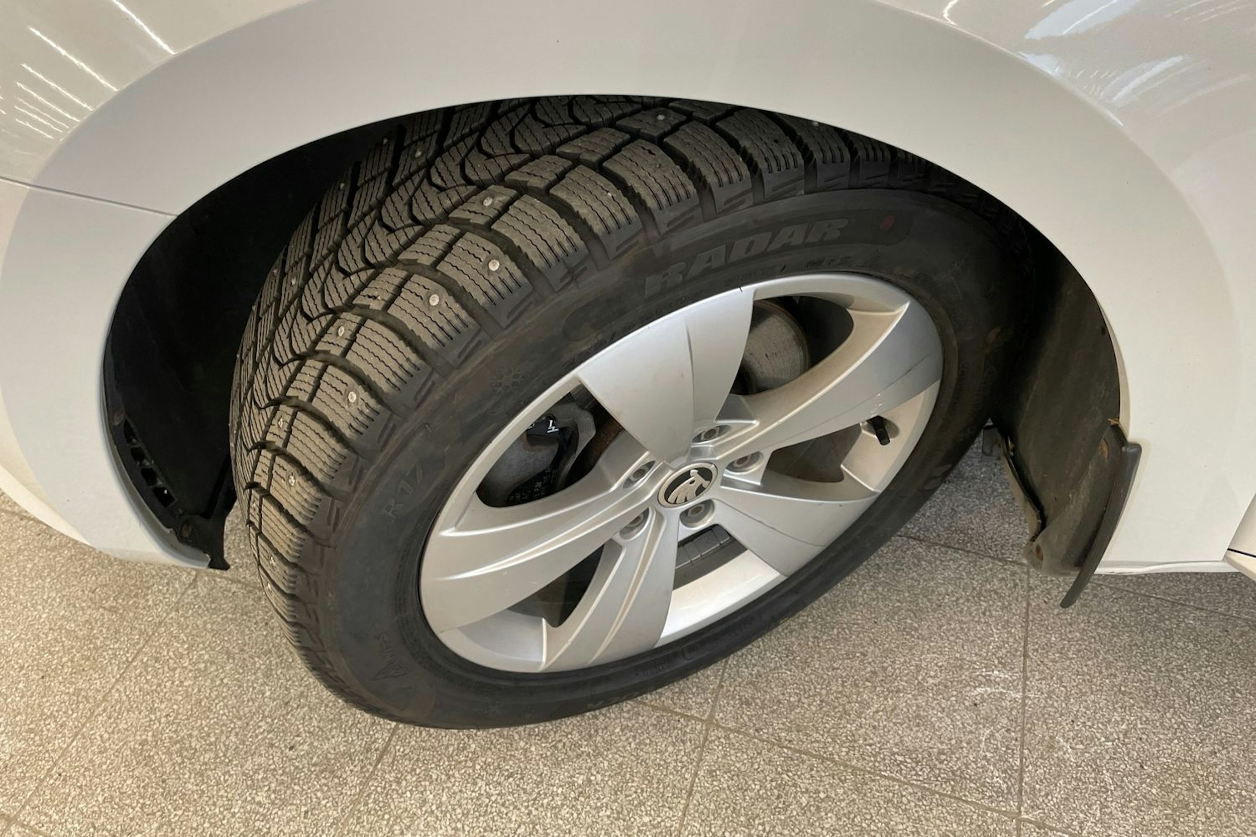 Valkoinen Skoda Superb 2018 kuva 13.