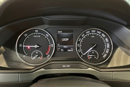 Valkoinen Skoda Superb 2018 kuva 14.