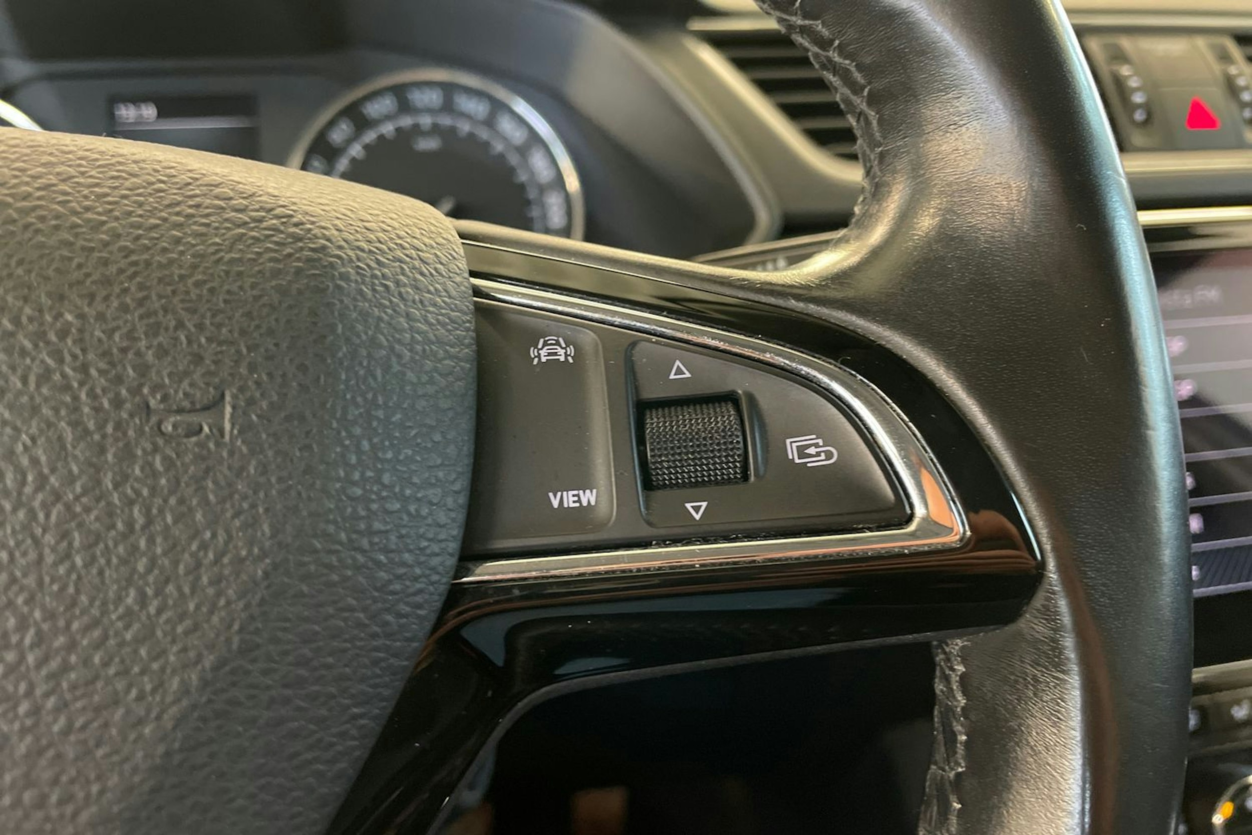 Valkoinen Skoda Superb 2018 kuva 15.