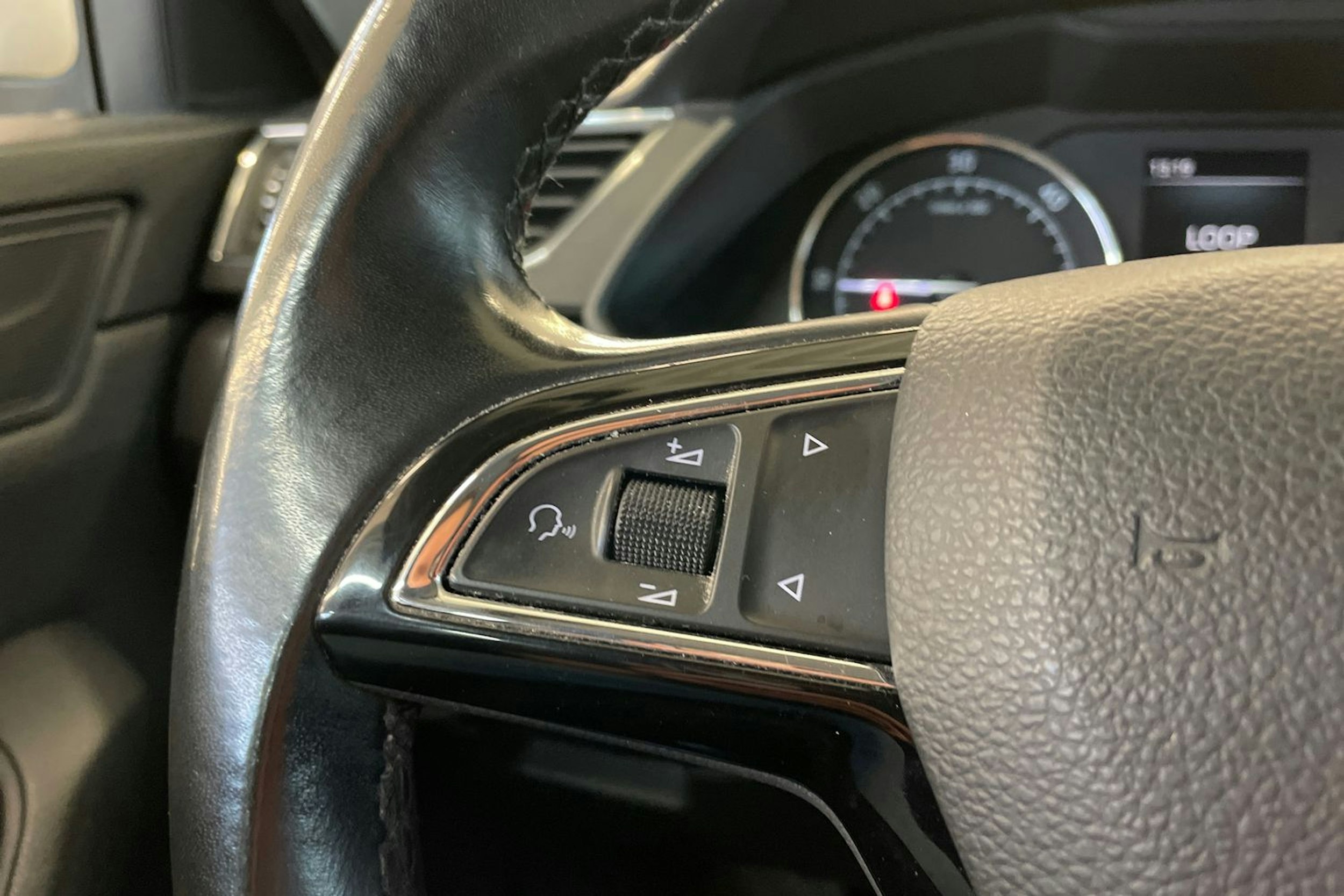 Valkoinen Skoda Superb 2018 kuva 16.