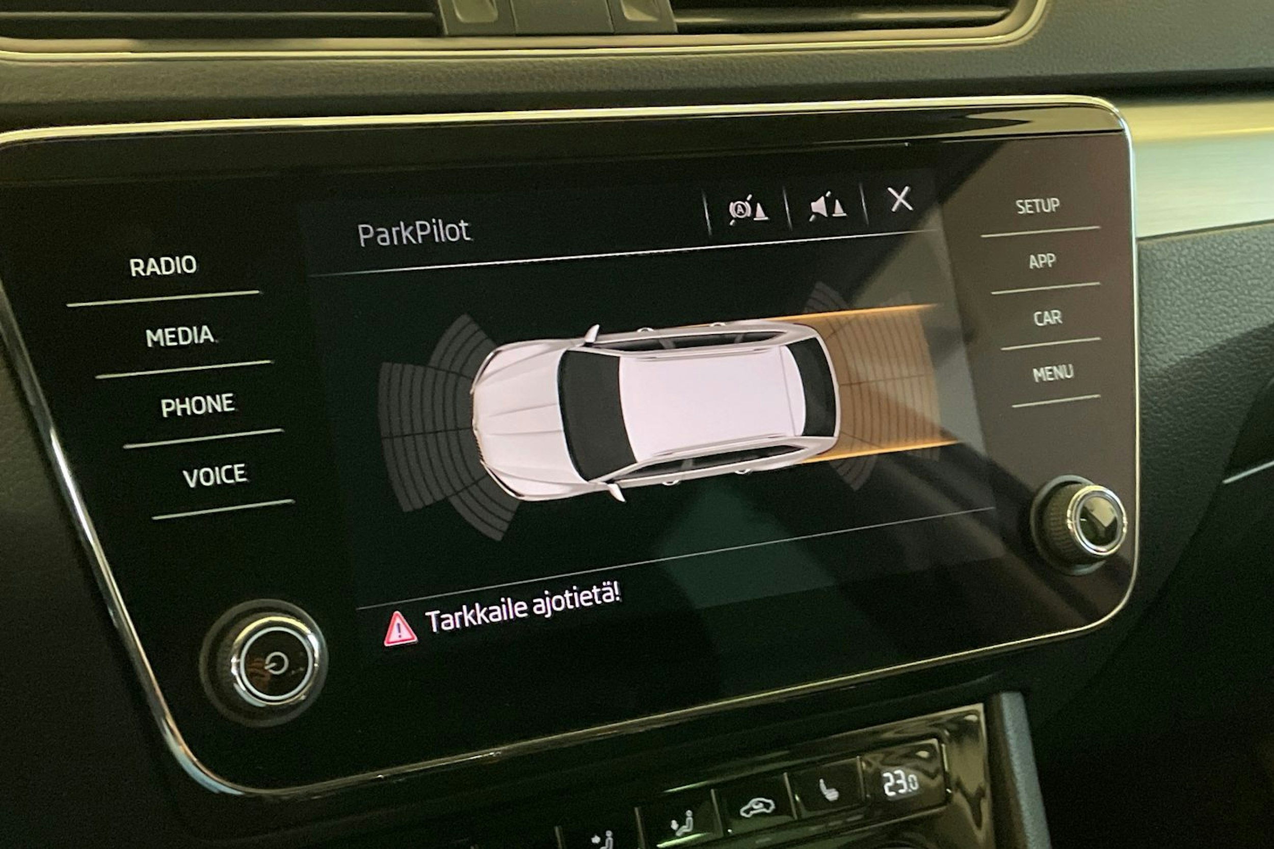 Valkoinen Skoda Superb 2018 kuva 18.