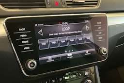 Valkoinen Skoda Superb 2018 kuva 19.