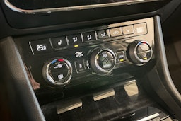 Valkoinen Skoda Superb 2018 kuva 20.