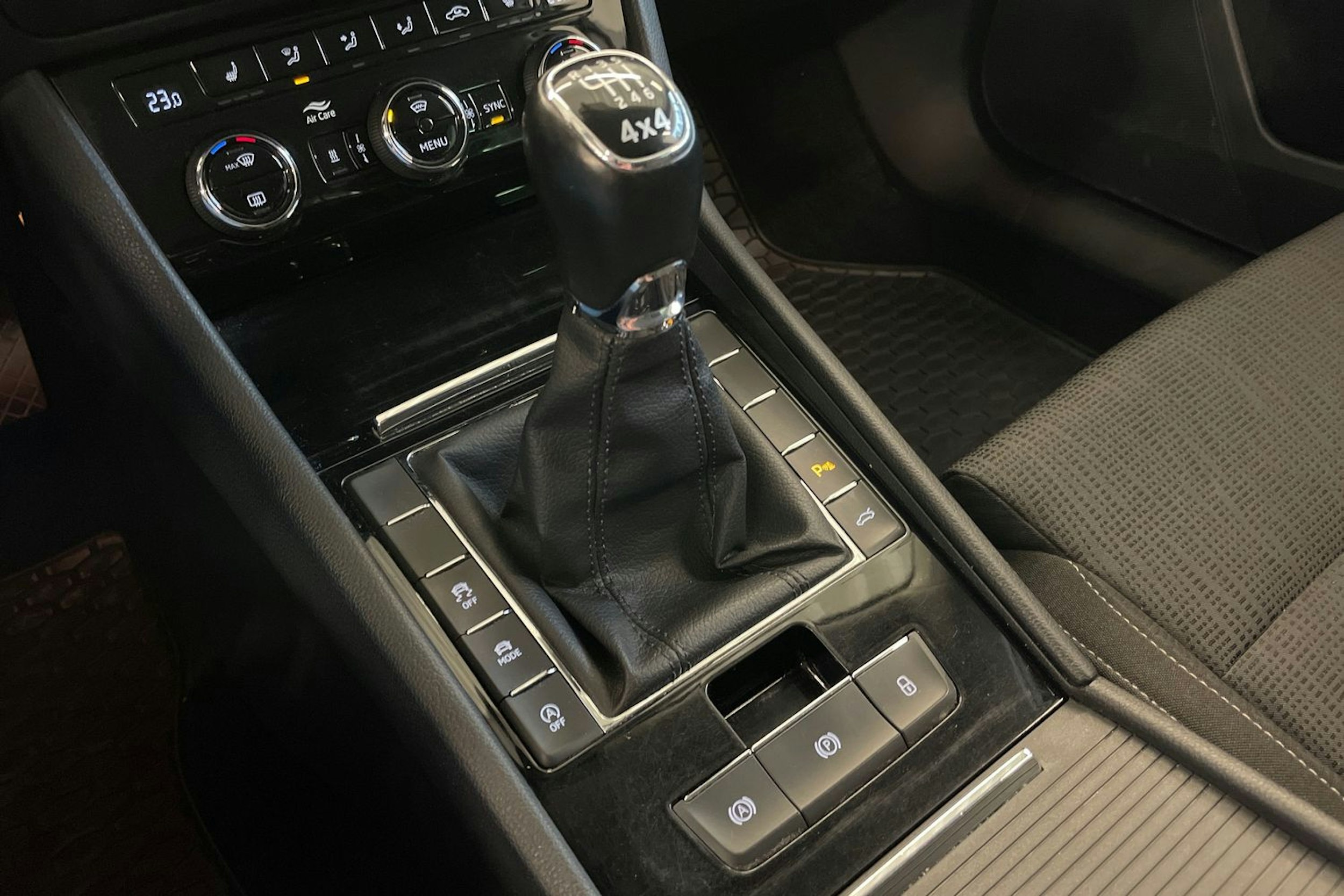 Valkoinen Skoda Superb 2018 kuva 21.