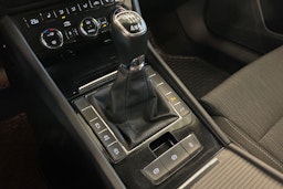 Valkoinen Skoda Superb 2018 kuva 21.