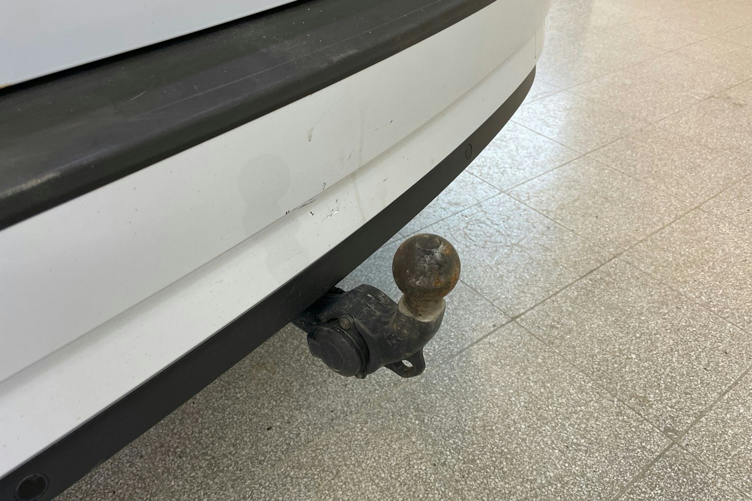 Valkoinen Skoda Superb 2018 kuva 23.