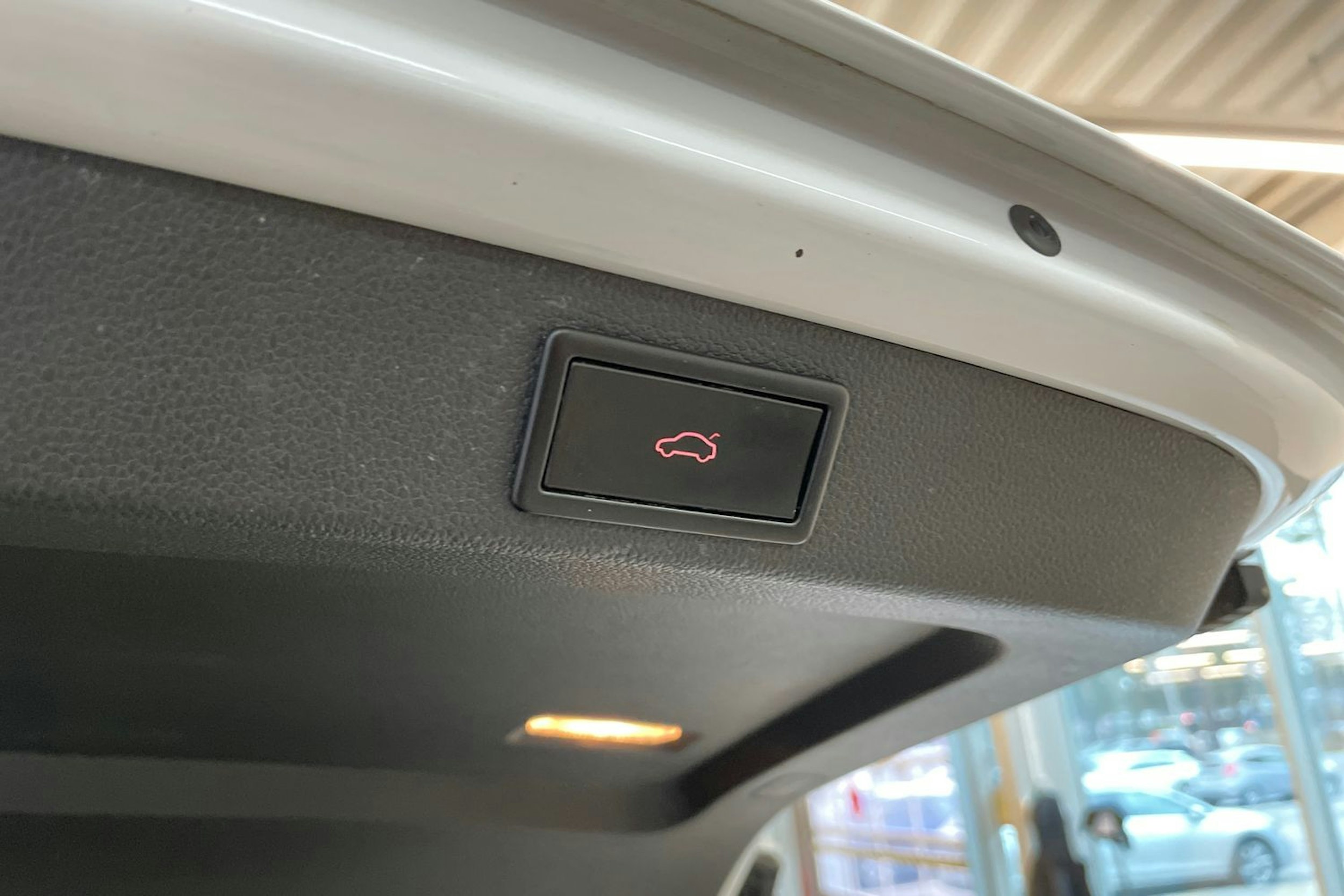 Valkoinen Skoda Superb 2018 kuva 24.