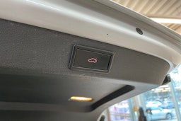 Valkoinen Skoda Superb 2018 kuva 24.