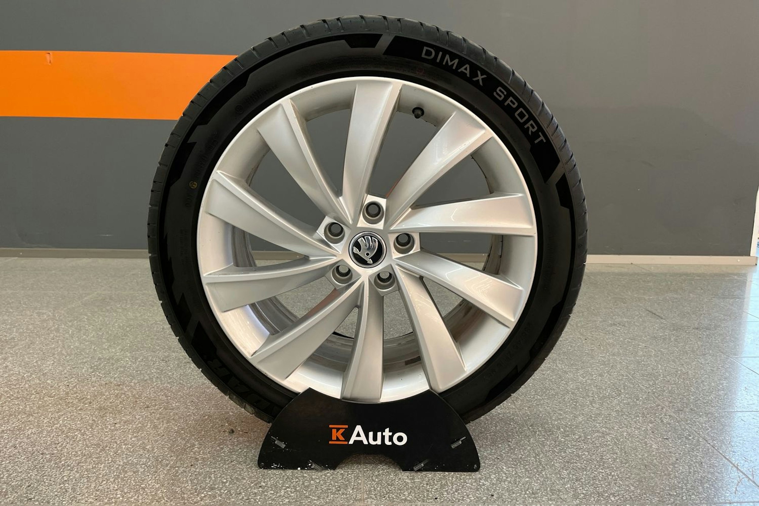 Valkoinen Skoda Superb 2018 kuva 25.