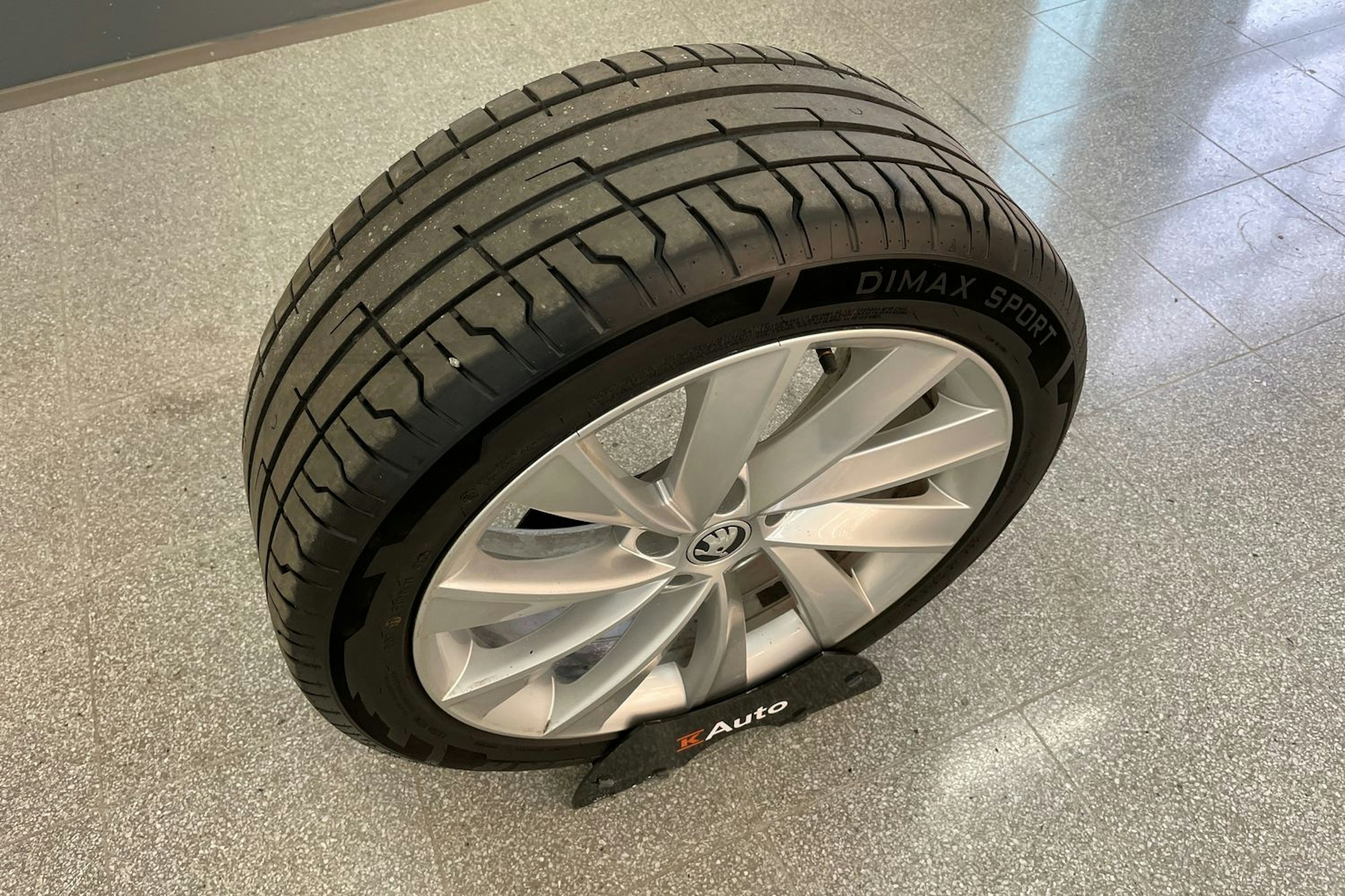 Valkoinen Skoda Superb 2018 kuva 26.