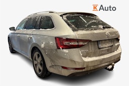 Harmaa Skoda Superb 2018 kuva 2.