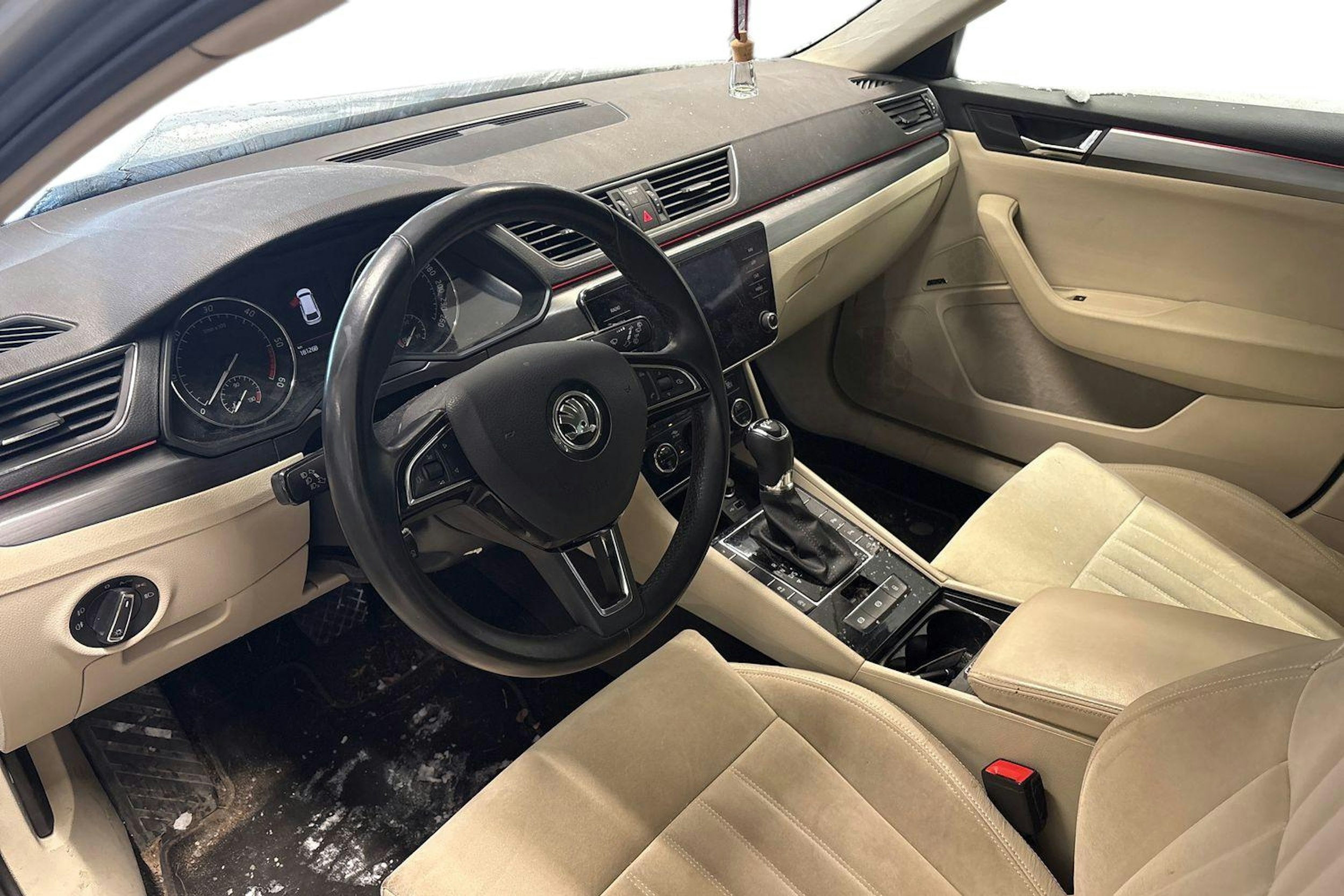 Harmaa Skoda Superb 2018 kuva 3.