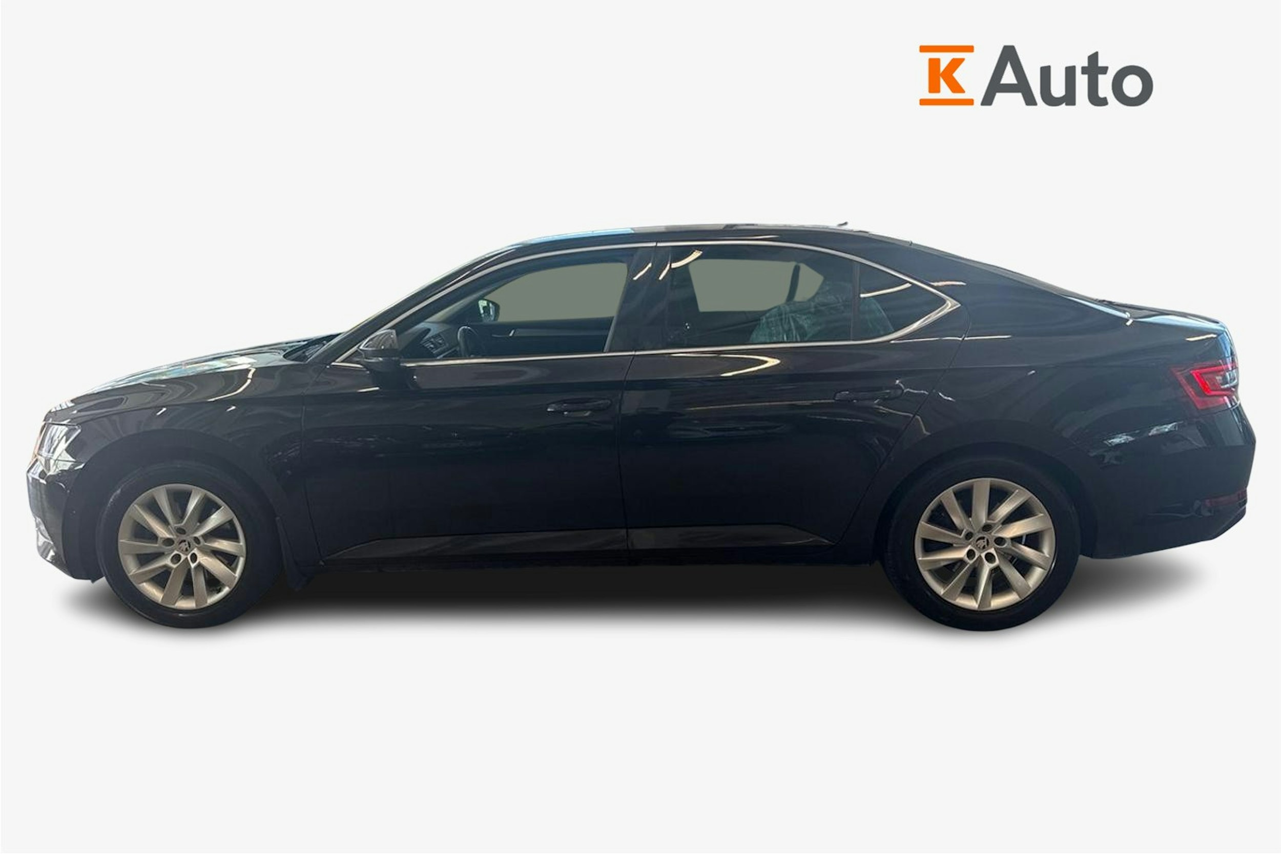 Musta Skoda Superb 2018 kuva 5.
