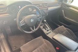 Musta Skoda Superb 2018 kuva 6.