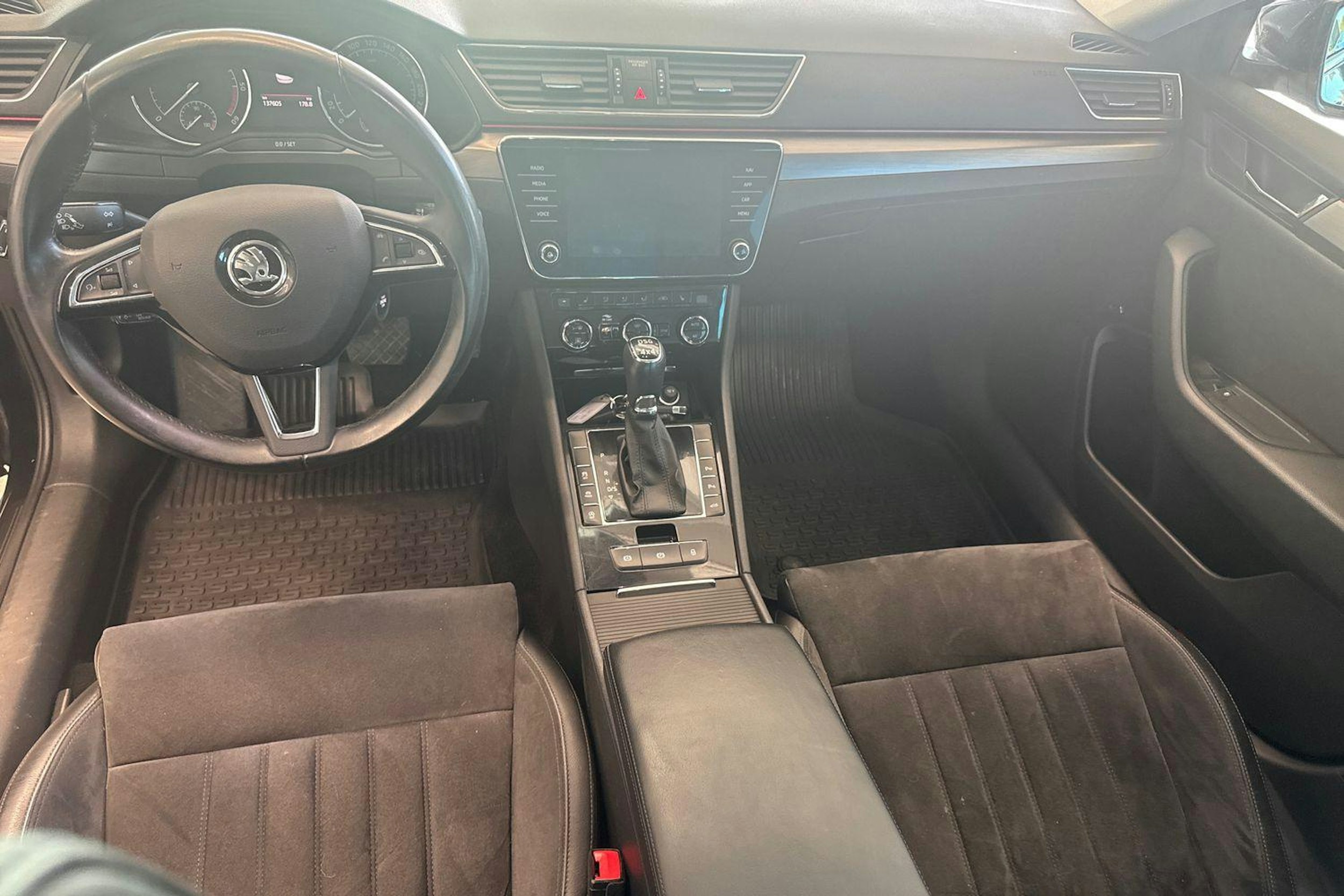 Musta Skoda Superb 2018 kuva 7.